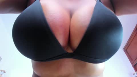 Nahomy online show from September 2025 08:12:02 PM