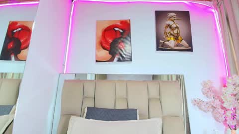 Naia x online show from April 2026 07:06:02 PM