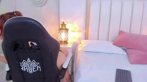 Snapshot of naiamendoza chatting on April 2026 07:45:01 AM Naia online show from April 2026 07:45:01 AM