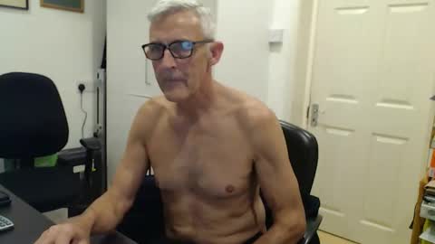 nakedcarpenteruk online show from December 2025 06:57:02 PM