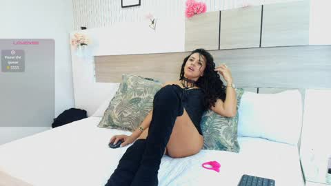 naoomi_cruz online show from April 2026 08:03:01 PM