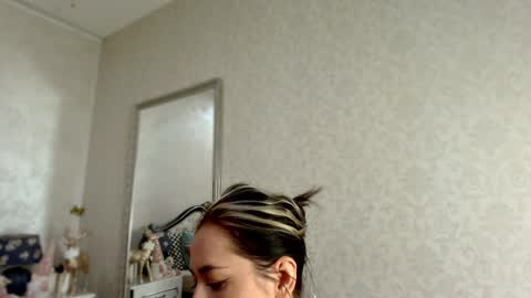 Snapshot of natalia_peach chatting on January 2025 05:08:02 AM Wild influence online show from January 2025 05:08:02 AM