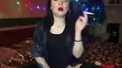 Snapshot of naughtyhousewifexx chatting on December 2024 07:00:02 PM housewife Eva online show from December 2024 07:00:02 PM