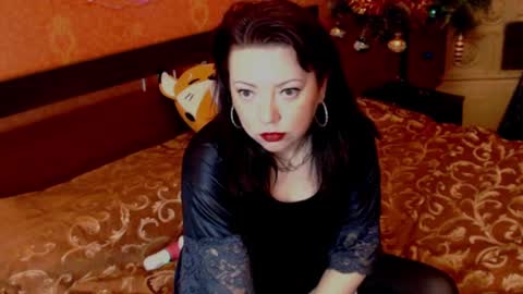 Snapshot of naughtyhousewifexx chatting on December 2024 05:48:01 AM housewife Eva online show from December 2024 05:48:01 AM