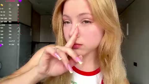 Snapshot of necolezhuang chatting on July 2026 05:00:01 AM Necole online show from July 2026 05:00:01 AM