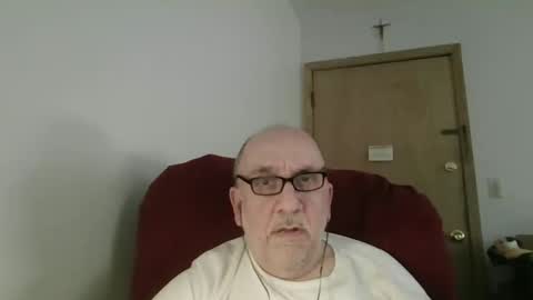 Snapshot of needlesslove chatting on May 2026 11:22:02 PM Tom online show from May 2026 11:22:02 PM