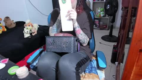 Snapshot of neeko_lol_ chatting on April 2026 12:42:01 PM Geek Nicole im Neeko UwU online show from April 2026 12:42:01 PM