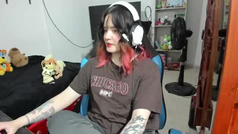 Snapshot of neeko_lol_ chatting on April 2026 07:07:02 PM Geek Nicole im Neeko UwU online show from April 2026 07:07:02 PM