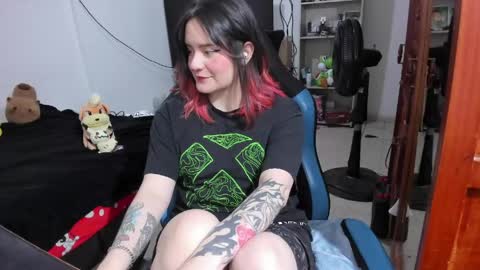 Snapshot of neeko_lol_ chatting on April 2026 06:38:01 PM Geek Nicole im Neeko UwU online show from April 2026 06:38:01 PM