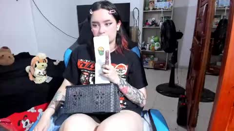Snapshot of neeko_lol_ chatting on May 2026 10:51:02 PM Geek Nicole im Neeko UwU online show from May 2026 10:51:02 PM