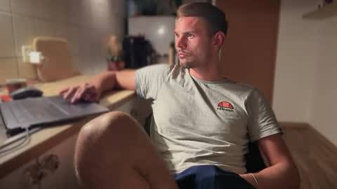 Snapshot of newbief chatting on March 2025 08:35:02 PM Finnr online show from March 2025 08:35:02 PM