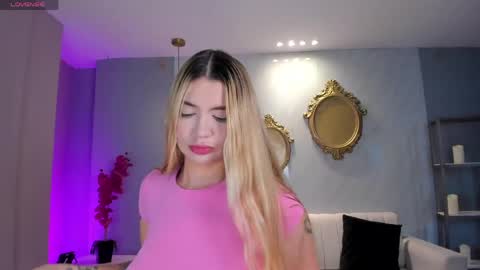 Snapshot of niaholland chatting on April 2026 05:37:01 PM SQUIRTER DOLL online show from April 2026 05:37:01 PM