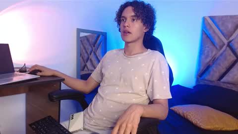 Snapshot of nickolas_moon chatting on February 2025 03:52:01 PM Nickolas Muoz online show from February 2025 03:52:01 PM