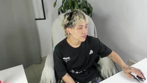 Nico  online show from November 2025 04:34:02 AM