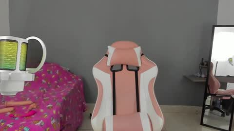 Snapshot of nicol_jone chatting on February 2025 06:43:01 AM Nicol sanchez online show from February 2025 06:43:01 AM