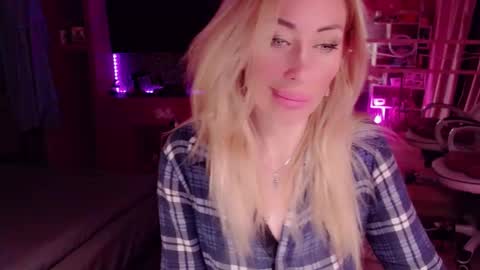 Snapshot of nicole_g0ld_ chatting on September 2025 01:29:02 AM Nicole online show from September 2025 01:29:02 AM