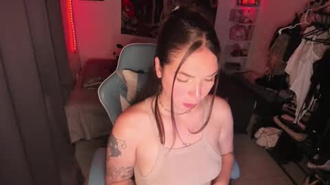 Nicol independent model online show from October 2025 08:09:02 PM