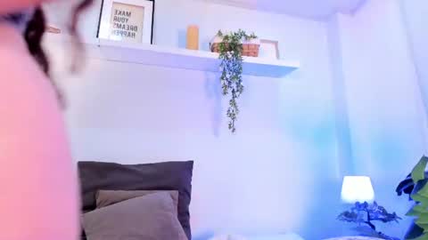 nicolle_evanss_ online show from June 2026 05:12:01 AM