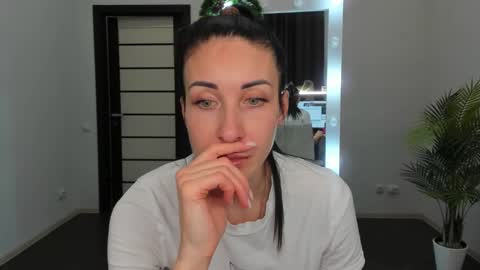 Snapshot of nikamiles chatting on December 2024 03:52:01 PM Nika online show from December 2024 03:52:01 PM