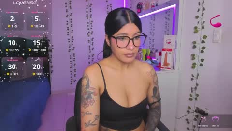 Snapshot of nikibryce_ chatting on May 2026 05:43:01 PM Niki online show from May 2026 05:43:01 PM