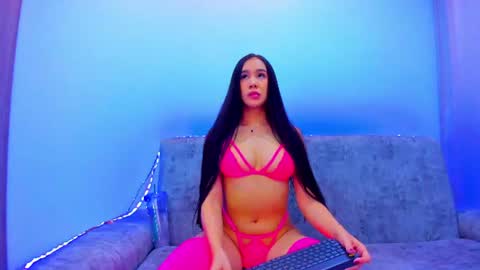 nikii_white online show from July 2026 05:01:01 AM