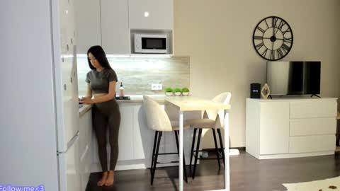 Bella online show from December 2024 08:58:01 PM