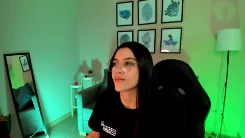 Nina online show from September 2025 10:12:01 PM