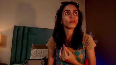 Nina online show from October 2025 06:10:02 PM