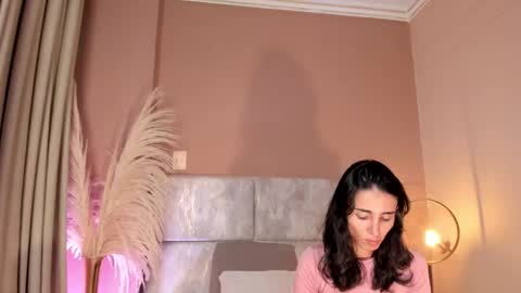 Nina online show from November 2025 06:18:01 PM