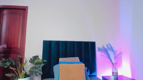 Nina online show from November 2025 06:43:01 PM