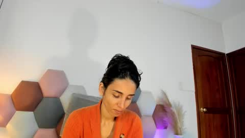 Nina online show from November 2025 02:32:02 PM