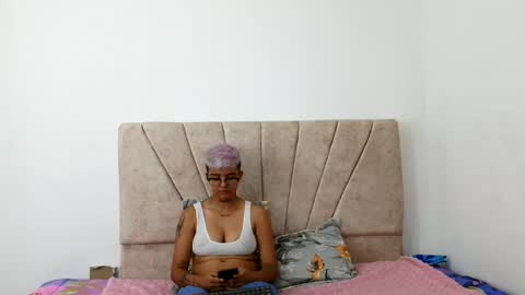nini_smith online show from June 2026 07:00:01 AM