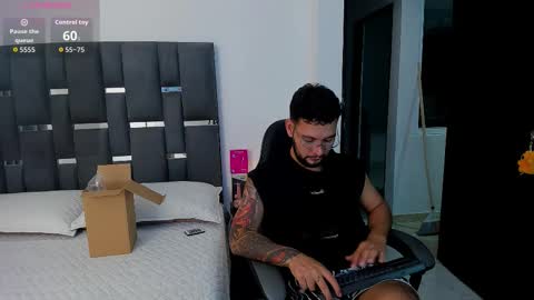 Snapshot of noah_corvelle chatting on November 2025 01:33:02 AM NOAH online show from November 2025 01:33:02 AM