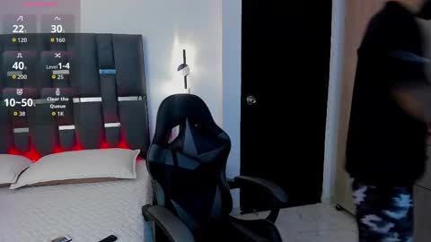 Snapshot of noah_corvelle chatting on November 2025 10:59:02 PM NOAH online show from November 2025 10:59:02 PM