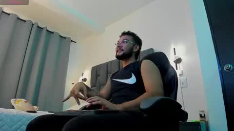 Snapshot of noah_corvelle chatting on November 2025 12:10:02 AM NOAH online show from November 2025 12:10:02 AM