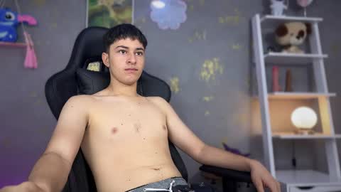 Snapshot of noah_magno chatting on April 2026 12:35:02 PM noah online show from April 2026 12:35:02 PM