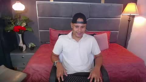 Snapshot of noah_oliver1 chatting on June 2026 01:49:01 AM NOAH online show from June 2026 01:49:01 AM