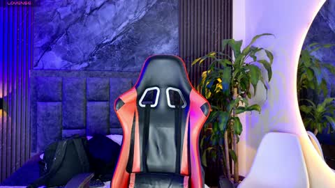 Snapshot of noah_travis chatting on April 2026 01:30:01 PM Noah online show from April 2026 01:30:01 PM