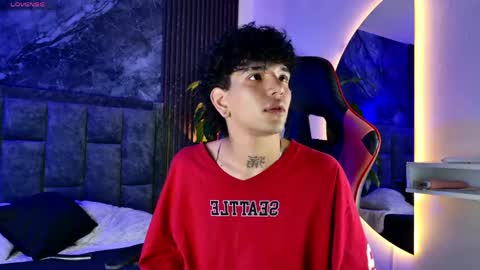 Snapshot of noah_travis chatting on April 2026 01:39:01 PM Noah online show from April 2026 01:39:01 PM