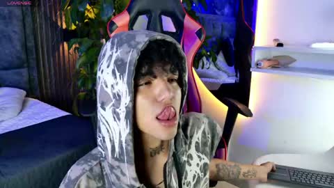 Snapshot of noah_travis chatting on April 2026 01:56:02 PM Noah online show from April 2026 01:56:02 PM