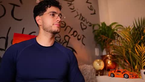 Snapshot of noha_miler chatting on October 2025 10:49:02 PM kevin online show from October 2025 10:49:02 PM