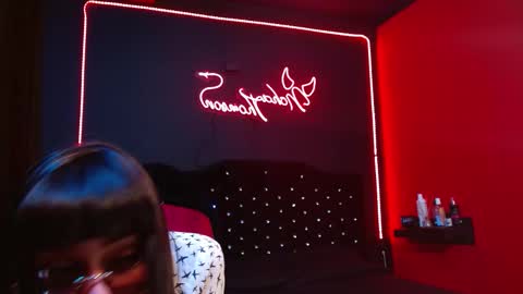 Noha Thomson online show from November 2025 02:43:02 AM