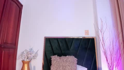 Nora Da Silva online show from November 2025 01:05:01 AM