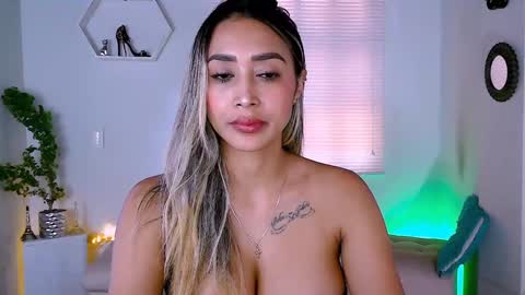 Snapshot of nycole_1988 chatting on January 2025 08:37:02 PM Nycole online show from January 2025 08:37:02 PM