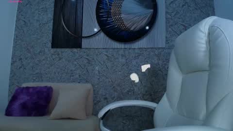 independent model online show from October 2025 05:37:01 PM