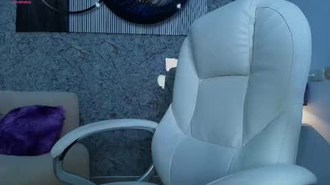 independent model online show from February 2026 07:29:01 PM