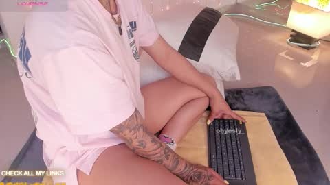 ohyesly_ online show from January 2026 10:09:02 AM