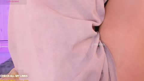 ohyesly_ online show from June 2026 01:26:02 PM
