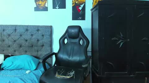 oliver_smith_2 online show from April 2026 06:43:01 PM