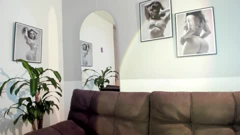 Olivia Collins online show from May 2026 12:34:02 PM